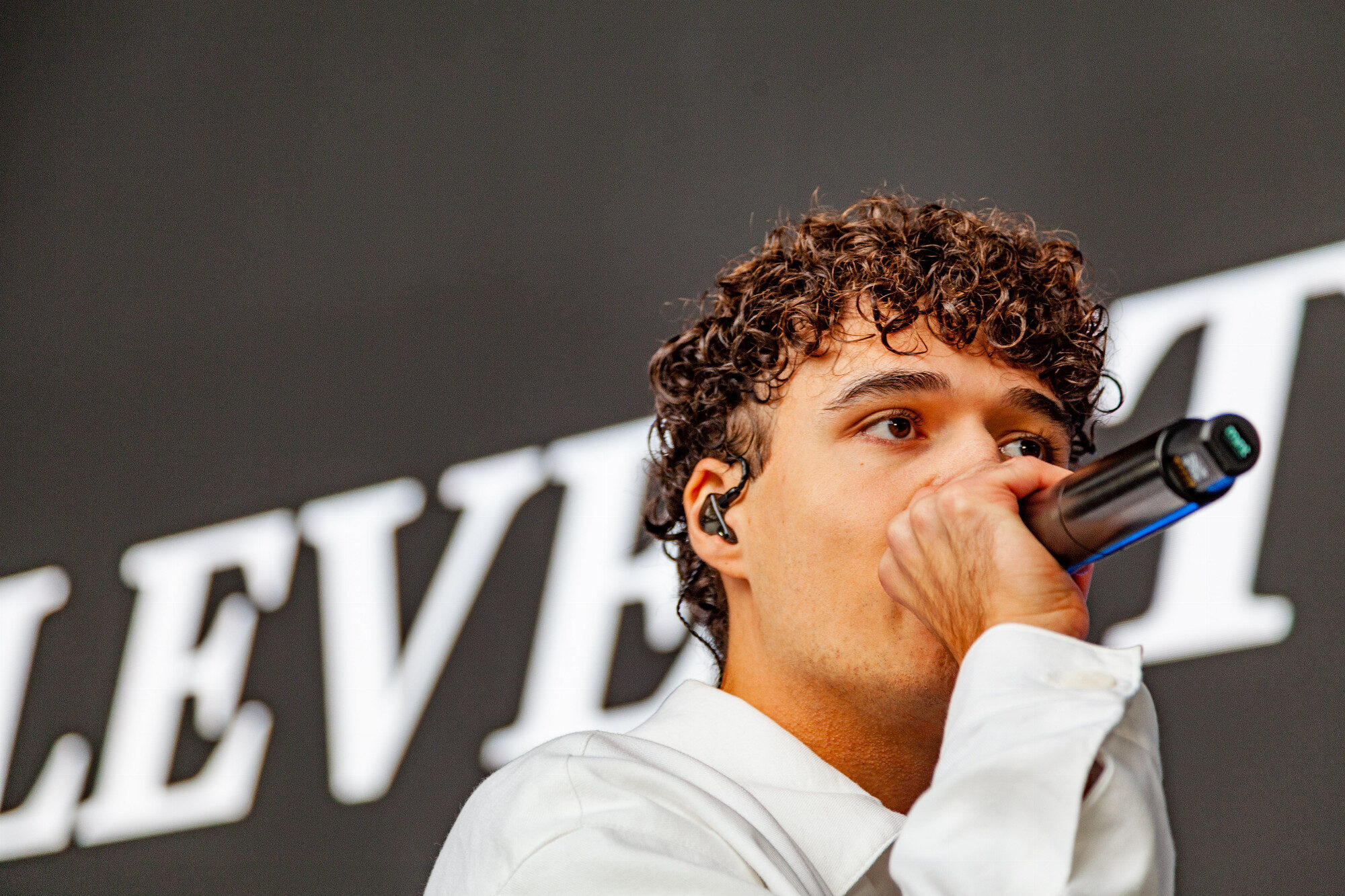 Levent Geiger im Profil am Mikrofon beim Konzert, WWK Arena Augsburg / Schulwerk