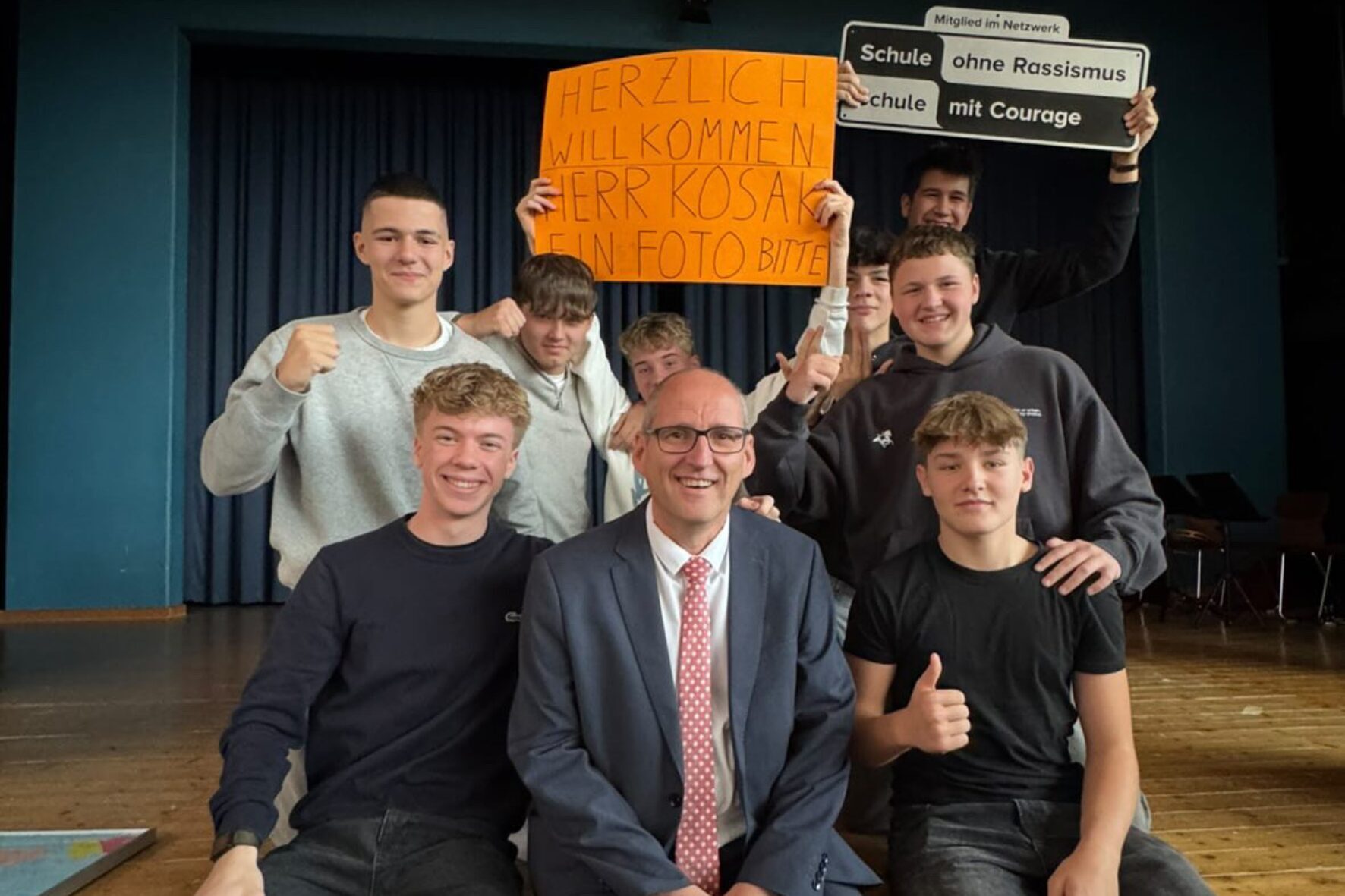 Peter Kosak mit Schülern und Schild Schule ohne Rassismus, Maria-Ward-Realschule Günzburg