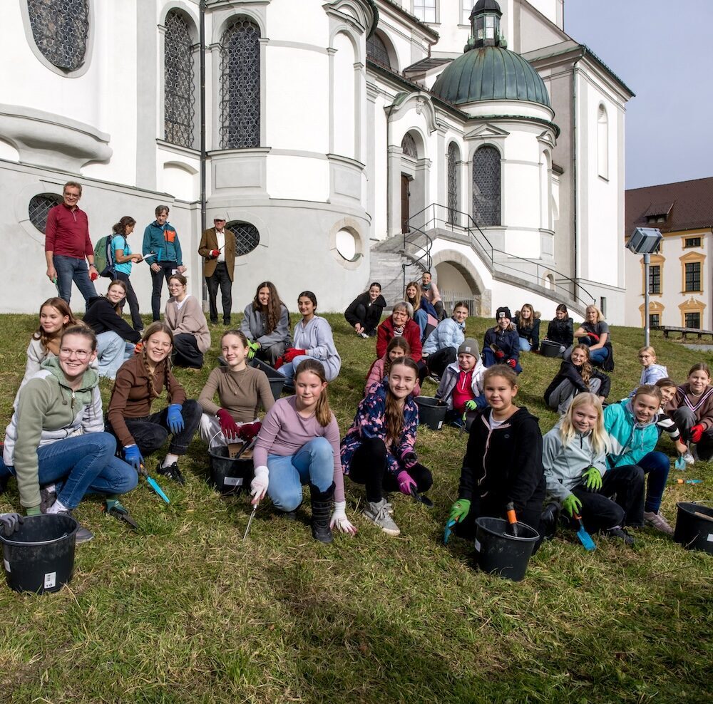 Wertebotschafterinnen pflanzen auf dem Basilikahügel, Maria-Ward-Schule Kempten