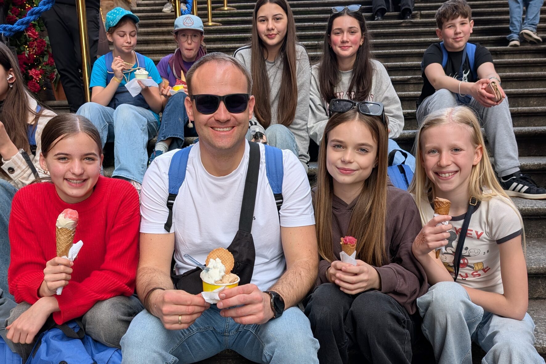 Schülerinnen und Schulleiter beim Eisessen in Rom, Realschule St. Ursula Donauwörth