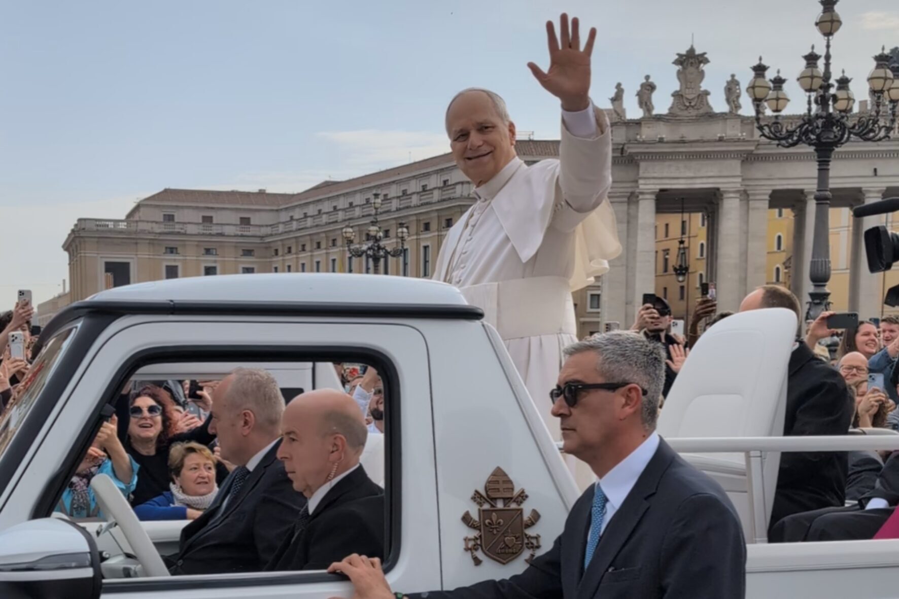 Papst im Papamobil auf dem Petersplatz, Realschule St. Ursula Donauwörth