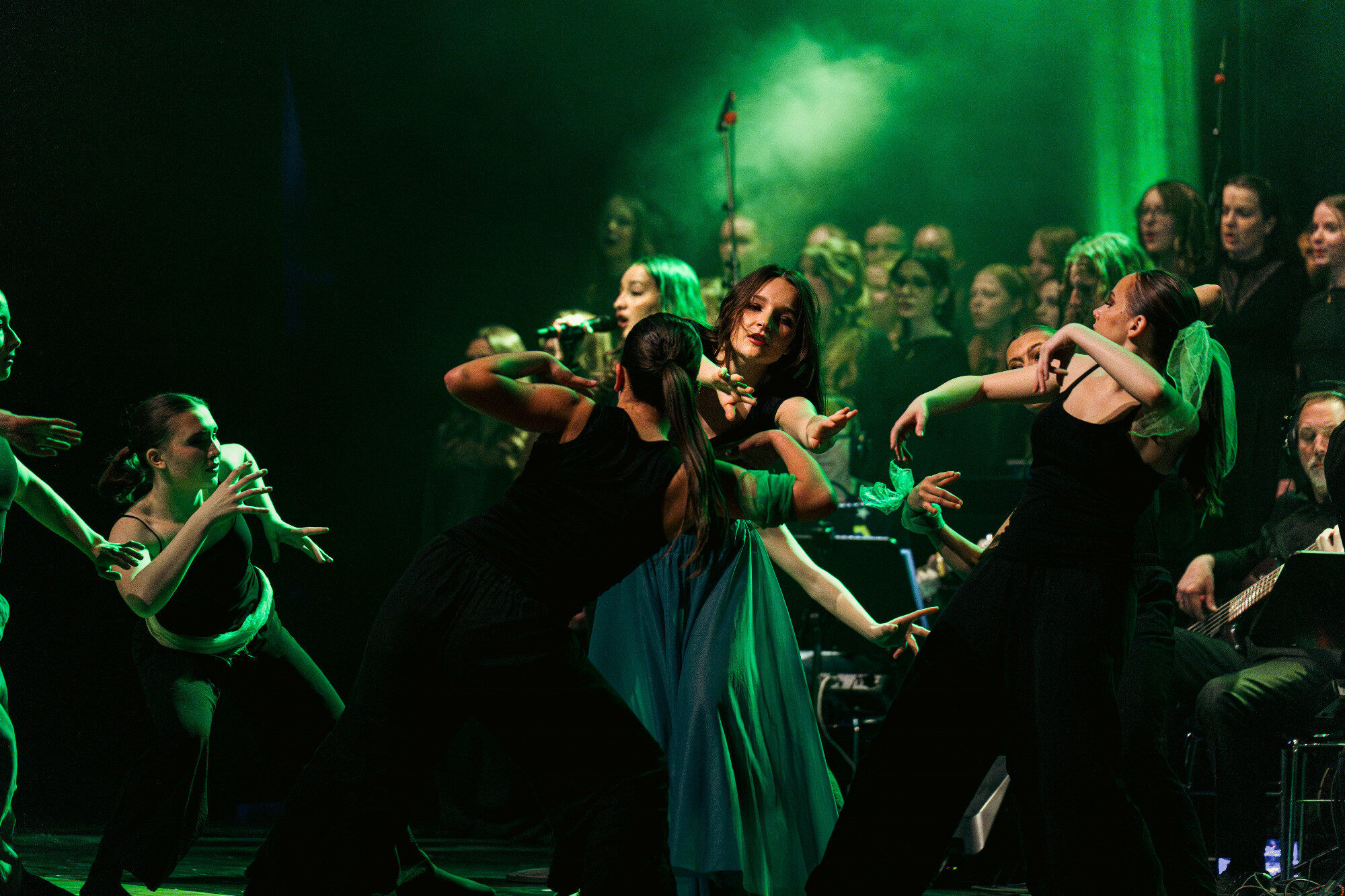 Tänzerinnen und Chor im grünen Licht, Music meets Motion, Maria-Ward-Gymnasium Günzburg