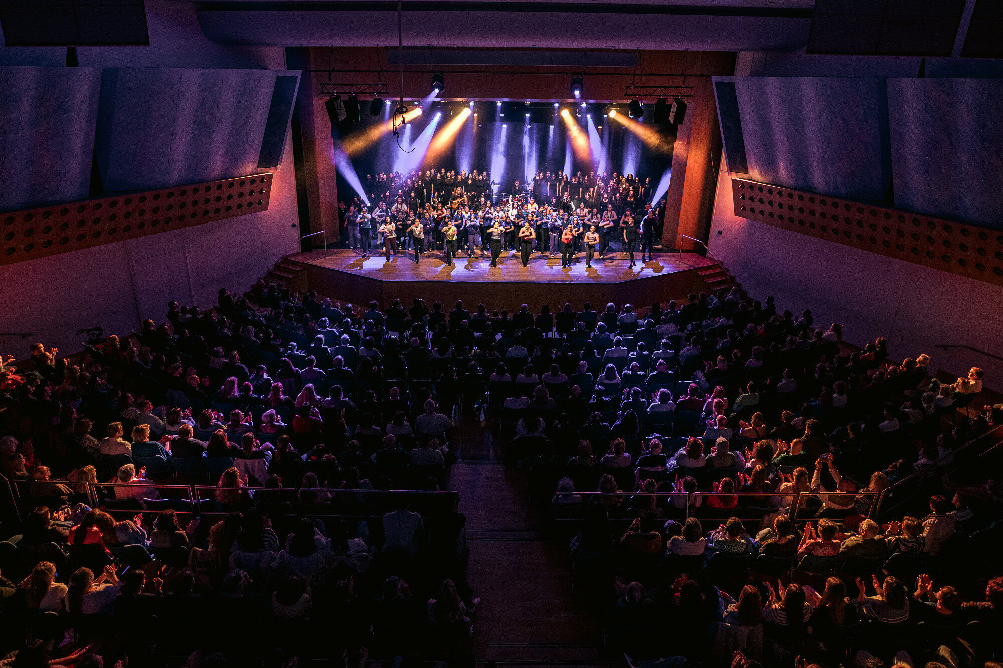Tanz und großer Chor vor dem Publikum im Forum, Maria-Ward-Gymnasium Günzburg