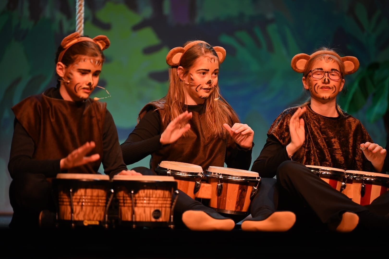 Drei Affen-Kostüme mit Bongos auf der Bühne, Maria-Ward-Realschule Neuburg