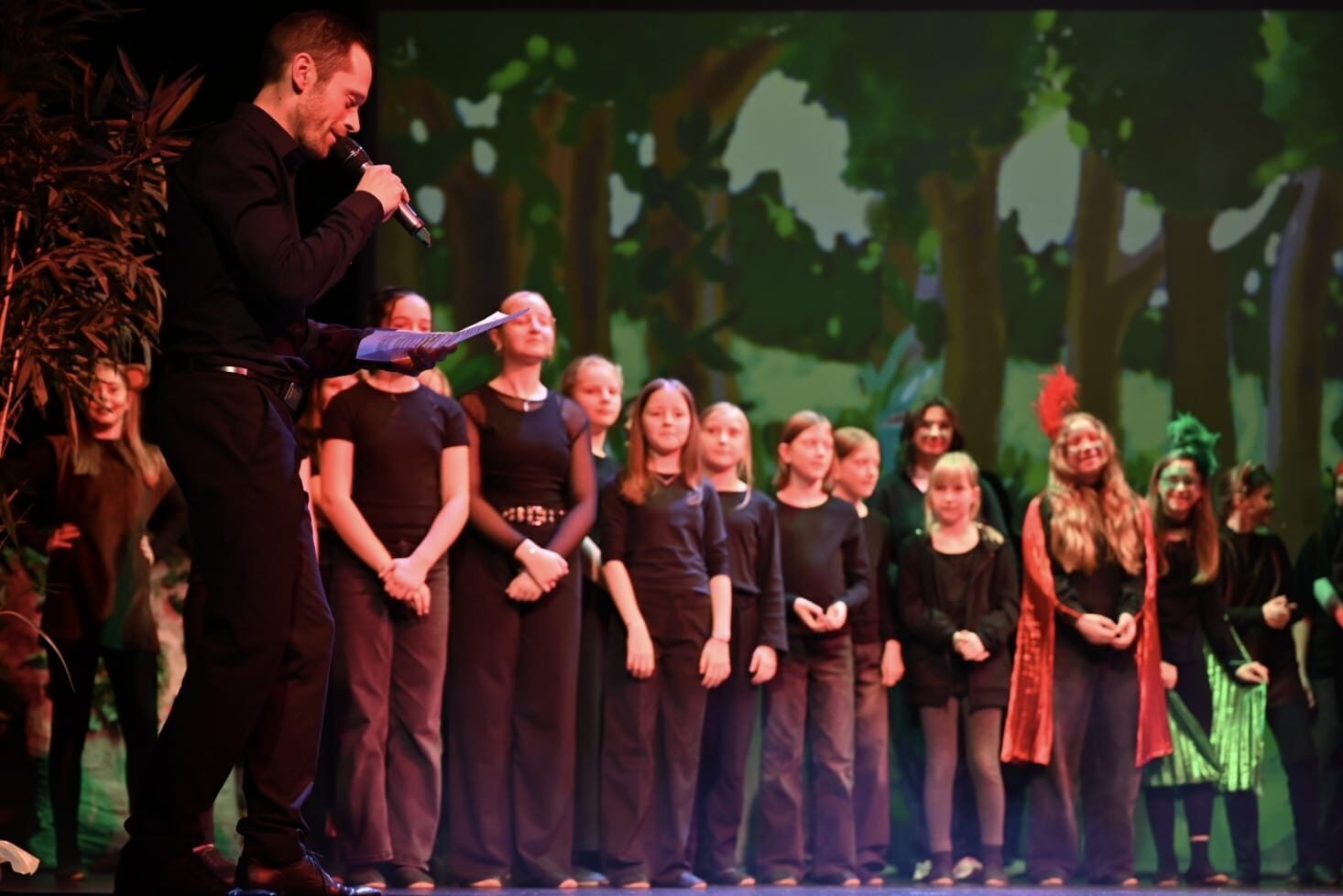 Moderator und Ensemble vor Dschungelkulisse, Maria-Ward-Realschule Neuburg