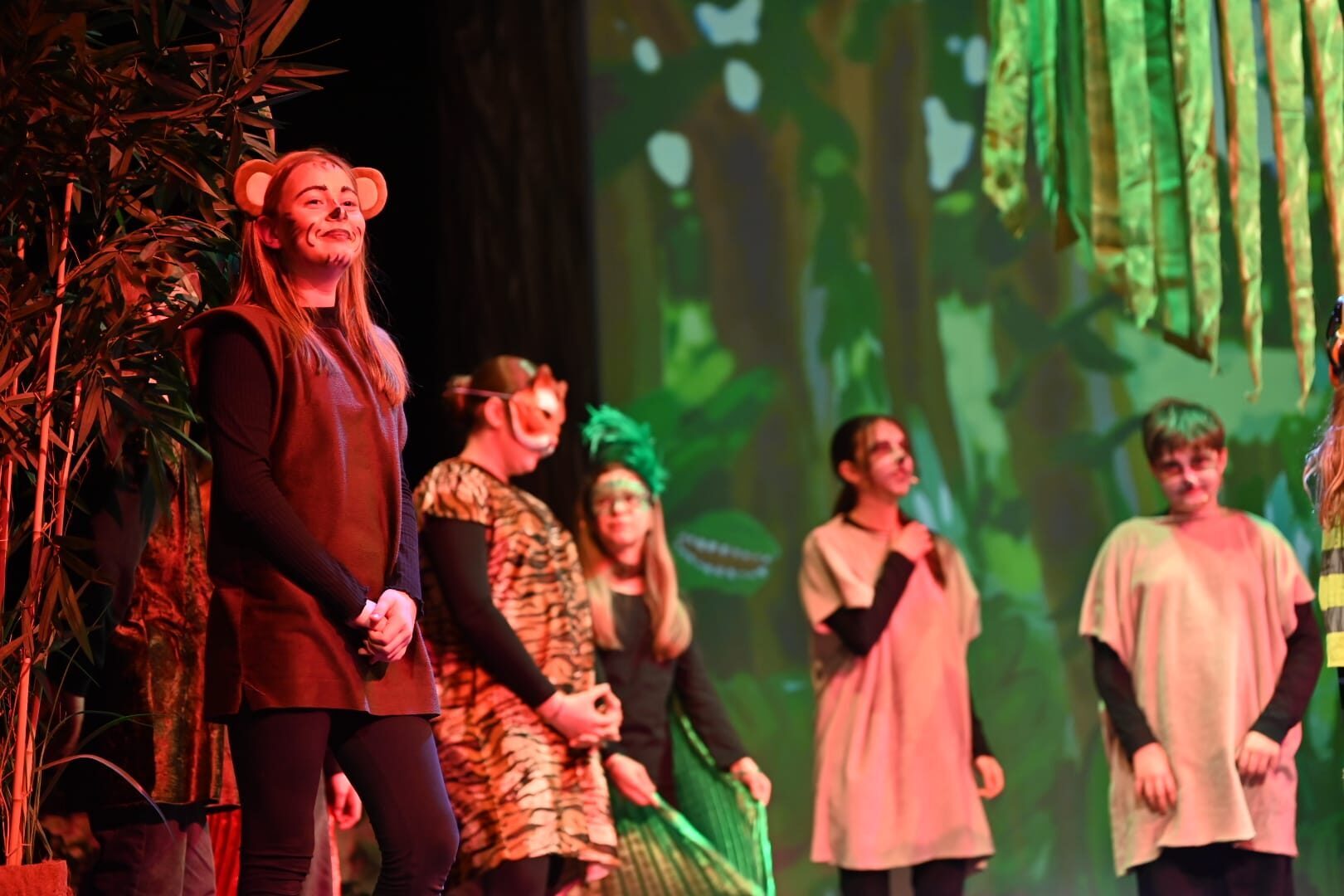 Schülerin mit Ohren und Schnurrhaaren im Urwaldmusical, Maria-Ward-Realschule Neuburg