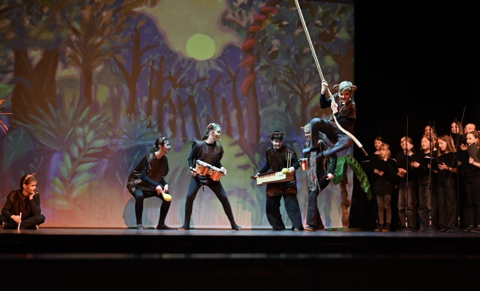 Seilschaukel und Chor im Urwaldmusical, Maria-Ward-Realschule Neuburg