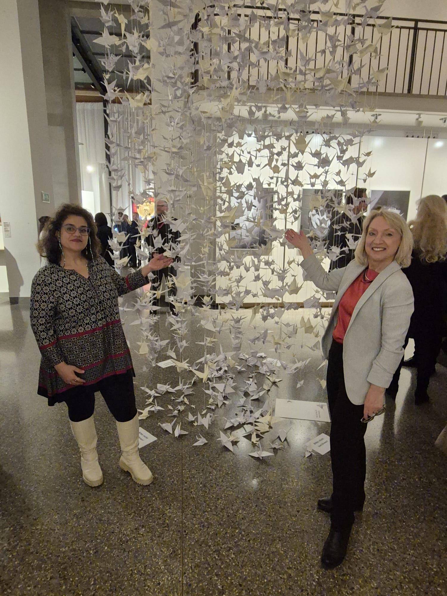 Zwei Frauen an der Kranich-Installation zur Vernissage, Diözesanmuseum St. Afra