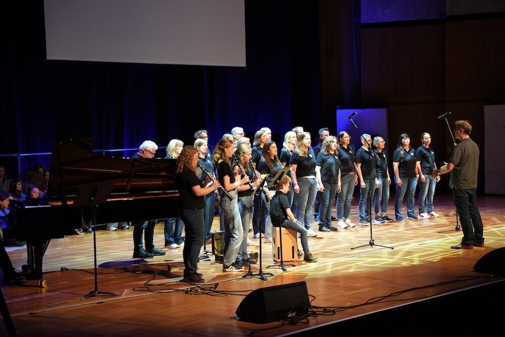 Lehrerchor in Schwarz mit Klarinetten und Cajón, Best of Schulwerk 2026