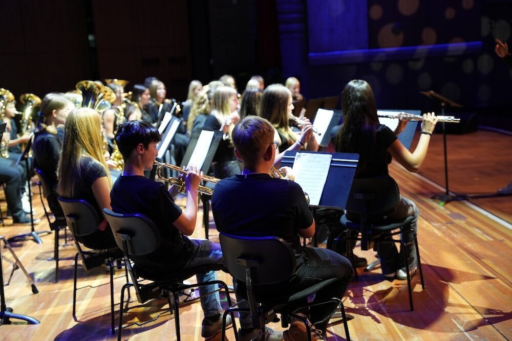 Trompeten und Flöten im Schulorchester von hinten, Best of Schulwerk 2026
