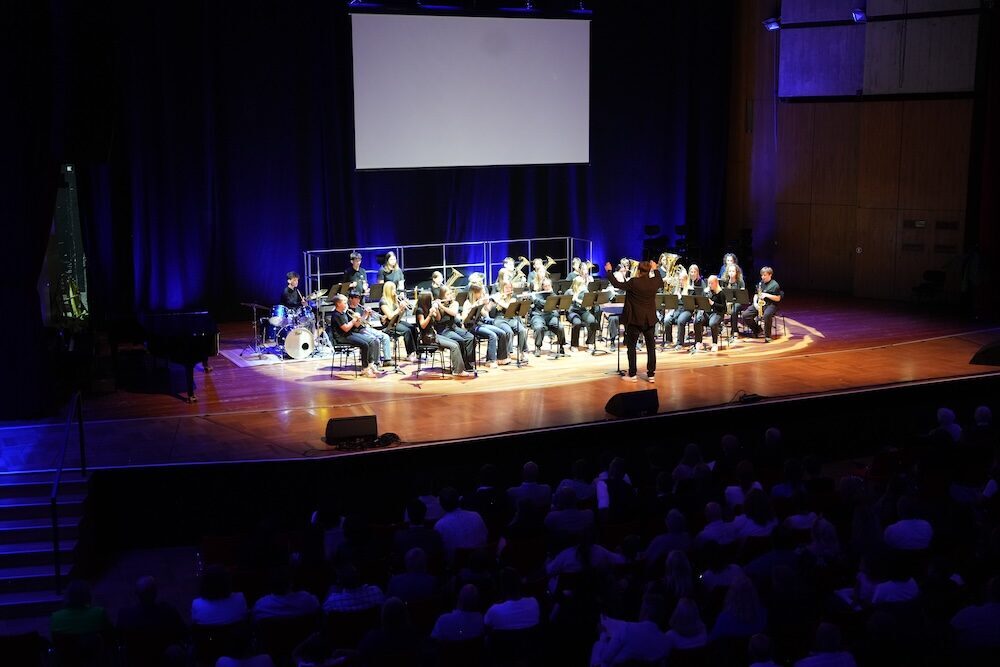 Dirigent führt das Schulorchester vor dem Publikum, Best of Schulwerk 2026