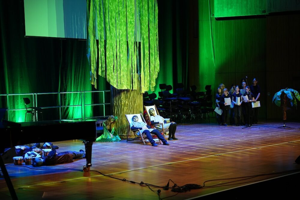Schauspieler in Liegestühlen unter Grünlicht, Urwald-Musical, Best of Schulwerk