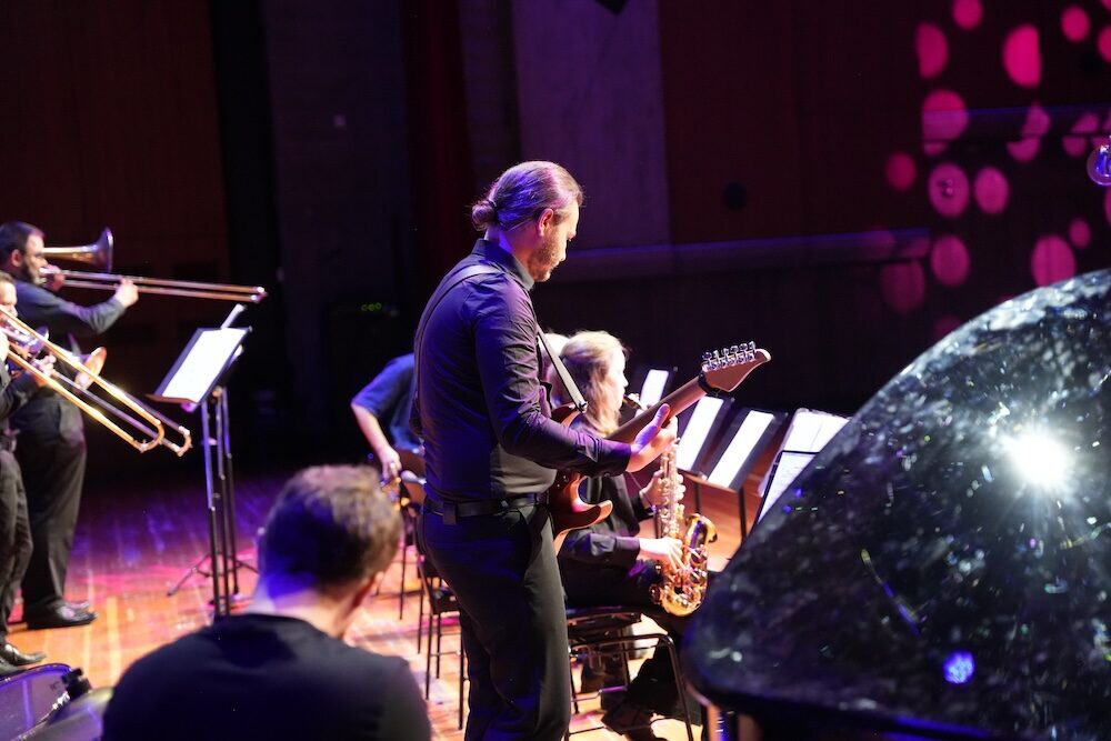 Gitarrist und Bläser der Lehrerband live, Best of Schulwerk Konzertabend