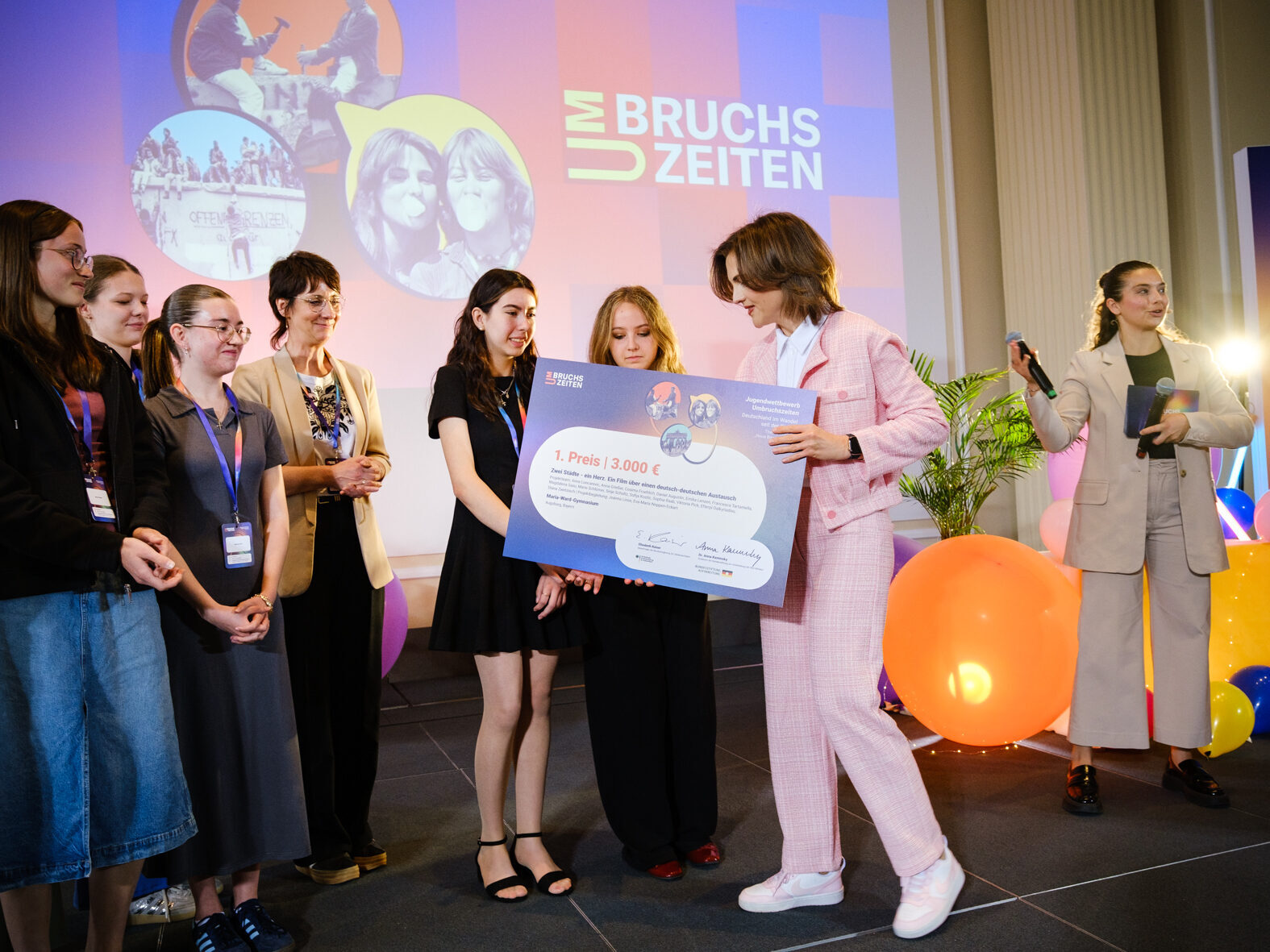 Scheckübergabe zum 1. Preis Umbruchszeiten, Maria-Ward-Gymnasium Augsburg