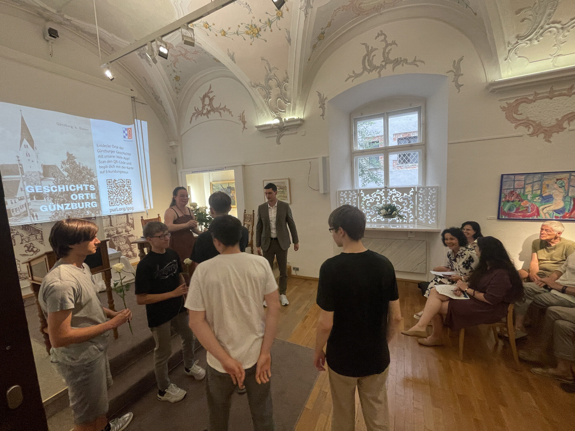 Schüler mit weißer Rose vor der App-Projektion, Heimatmuseum Günzburg