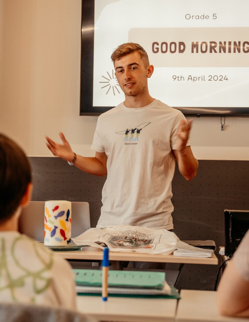 Referendarin im Unterricht vor der Klasse, Campus Schule Werk Augsburg
