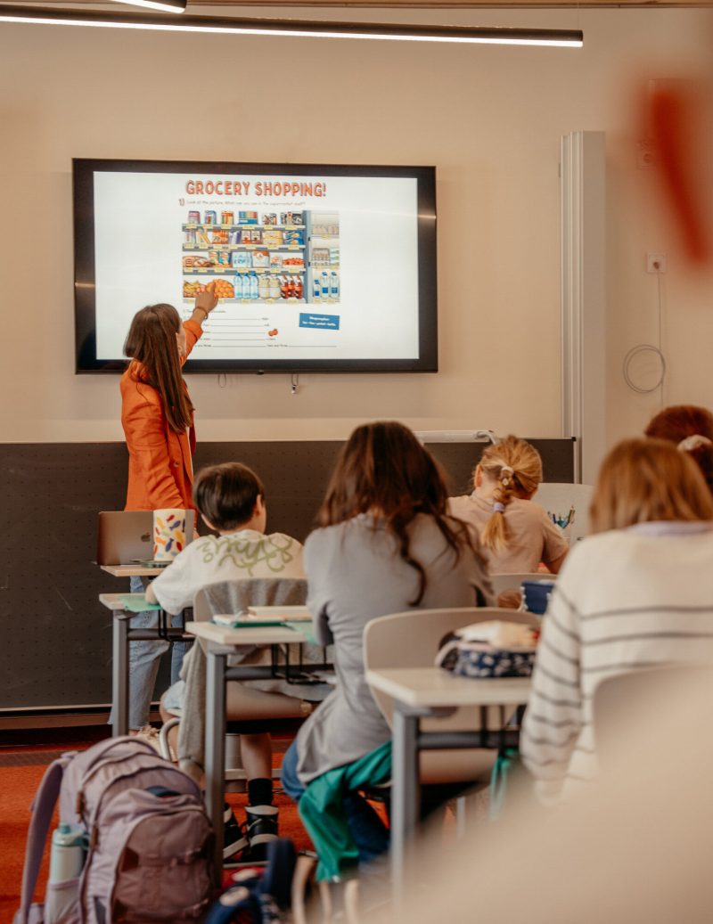 Referendarin unterrichtet mit Bildschirm, Campus Schule Werk Augsburg