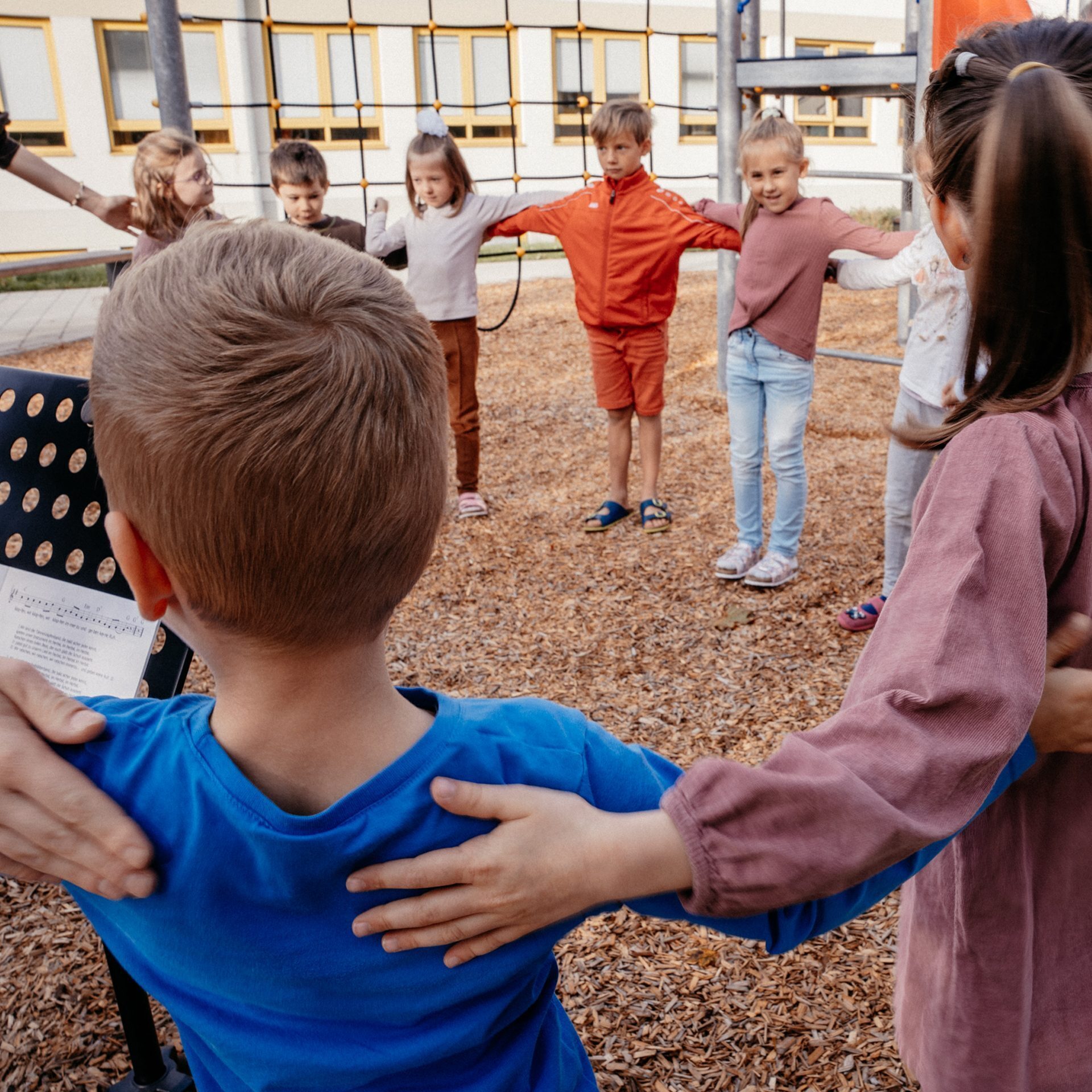 Schulklasse im Kreis im Freien, Kinderschutz im Schulwerk der Diözese Augsburg