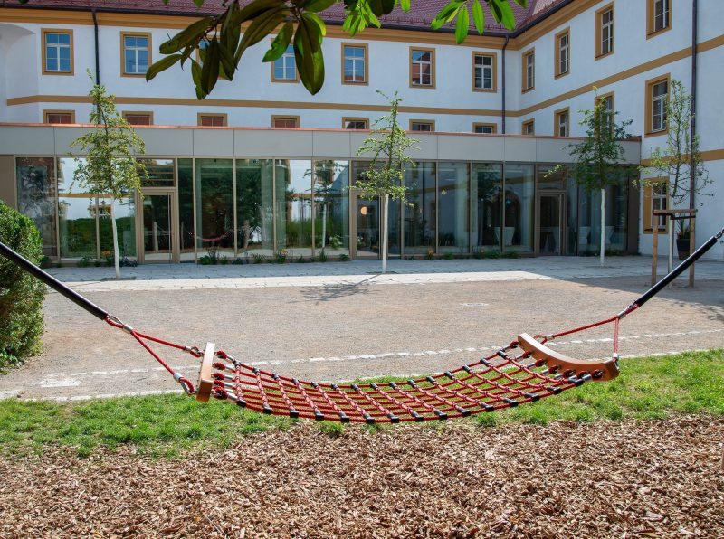 Hängematte vor einem Schulgebäude des Schulwerks der Diözese Augsburg