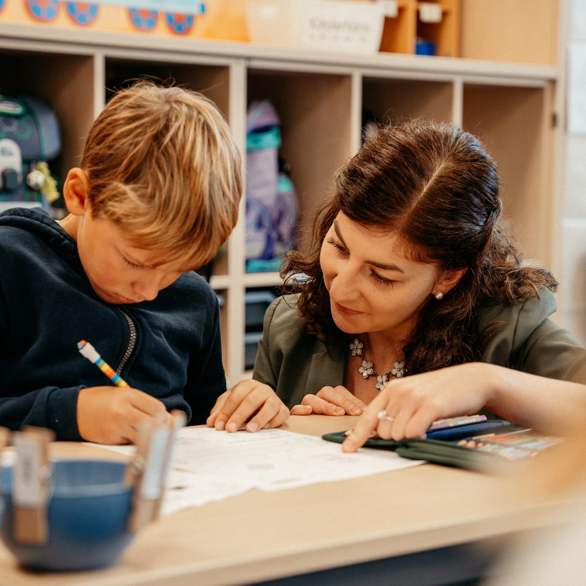 Lehrerin im Einzelunterricht mit einem Schüler, Schulwerk der Diözese Augsburg