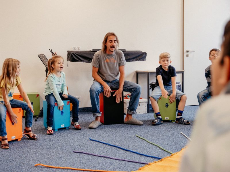 Lehrkraft im Musikunterricht mit Schulklasse, Schulwerk der Diözese Augsburg